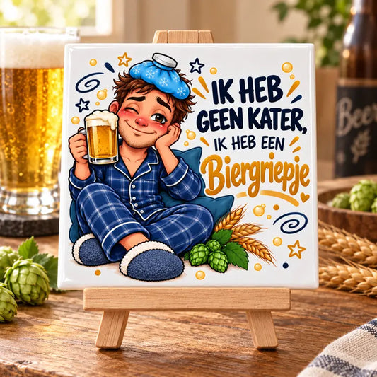Grappig biergriepje-tegeltje op een houten ezeltje tussen bier, hop en graan.