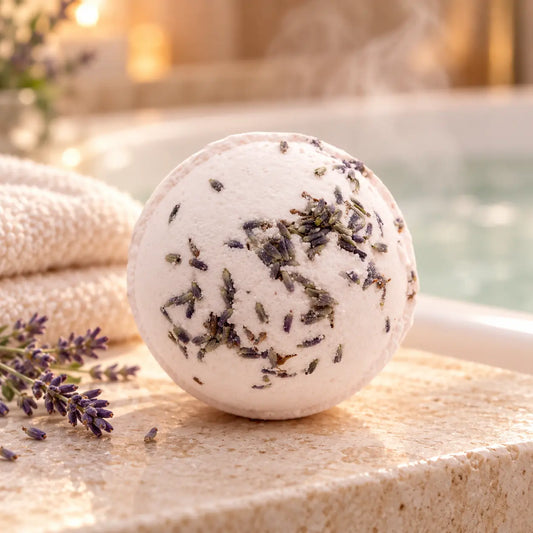 Himalaya Zout Badbom Relax met lavendel in een warme en rustgevende badkamersfeer