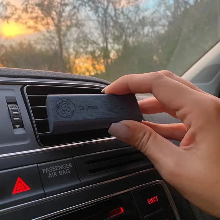 Car Senses autoparfum bevestigd aan ventilatierooster met frisse katoen geur