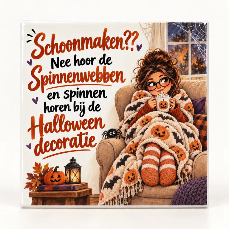 Keramisch Halloween-tegeltje met vrouw onder een pompoendeken en grappige tekst over spinnenwebben.