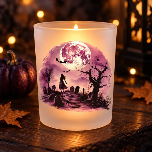 Brandende Halloween theelichthouder met paarse maan en spookachtig kerkhof