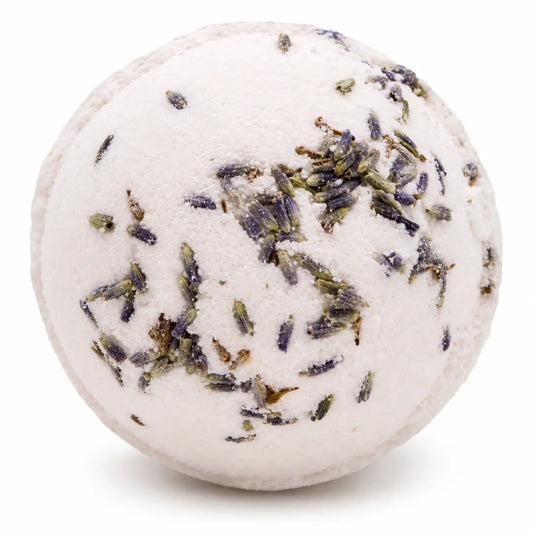 Witte Himalaya Zout Badbom Relax 180 g met gedroogde lavendel op een lichte achtergrond