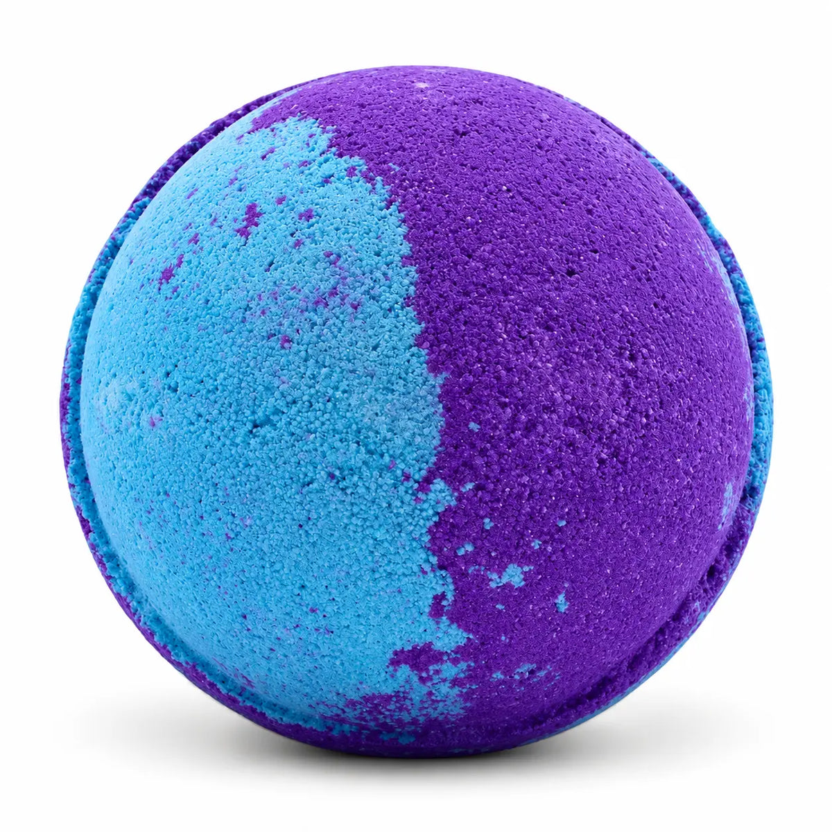 Paars-blauwe Jumbo Badbomb Amethyst Creed van 250 gram op een witte achtergrond.