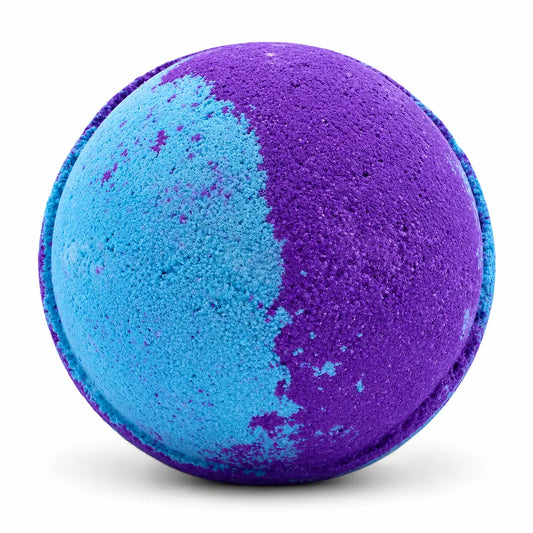 Paars-blauwe Jumbo Badbomb Amethyst Creed van 250 gram op een witte achtergrond.