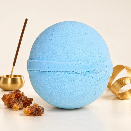 Lichtblauwe jumbo bruisbal Wierook, Goud & Mirre met sheaboter en gouden geuraccenten.