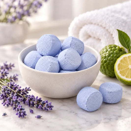 Lavendel en bergamot Chill Pills in een witte schaal