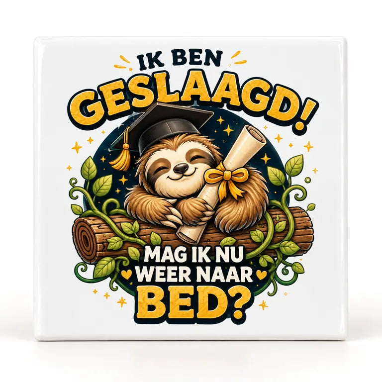 Keramisch tegeltje met geslaagde luiaard, diploma en tekst ‘Mag ik nu weer naar bed?’