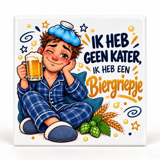 Keramisch tegeltje met man in pyjama, glas bier en de tekst ‘Ik heb geen kater, ik heb een biergriepje’.