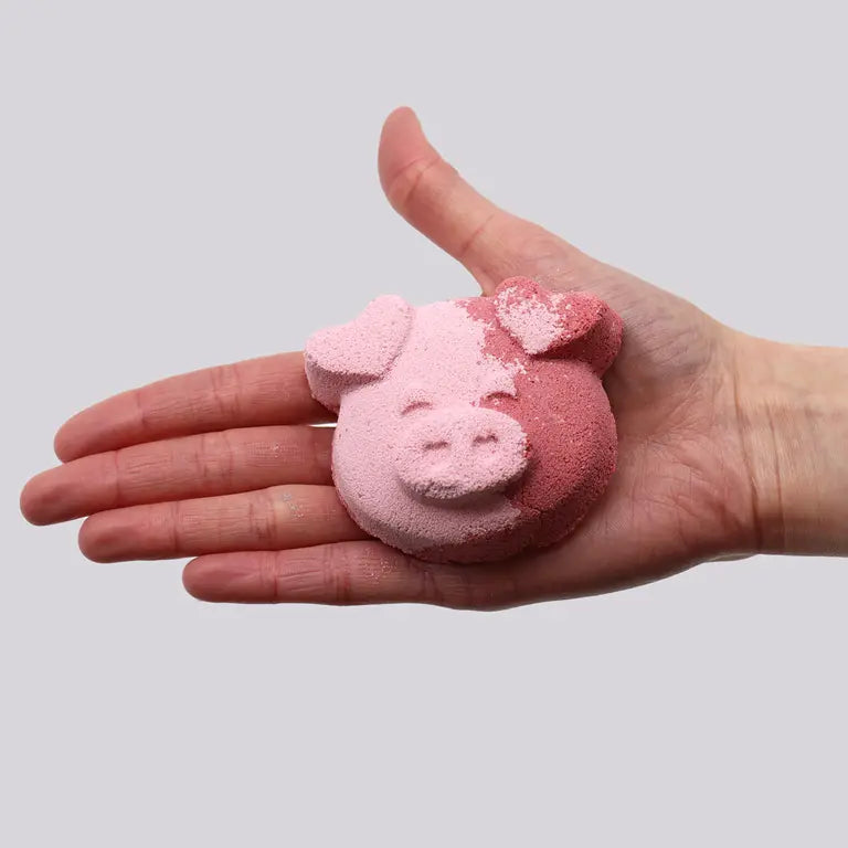 Varken badbom met Vanille Cupcake geur in hand voor formaat