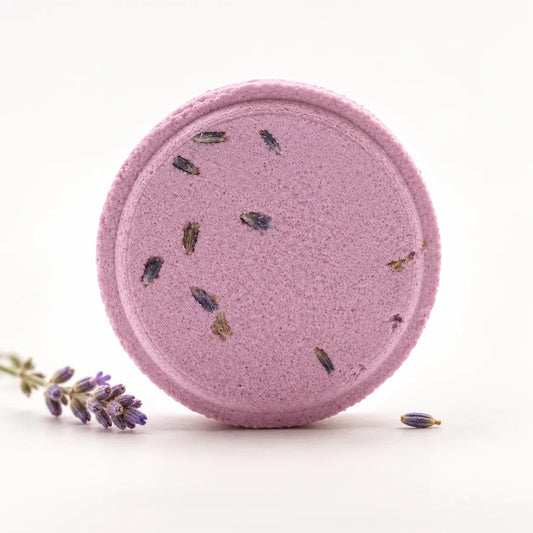 Ronde paarse Zen Douche Steamer Rustige Storm van 50 gram met gedroogde lavendelknopjes.