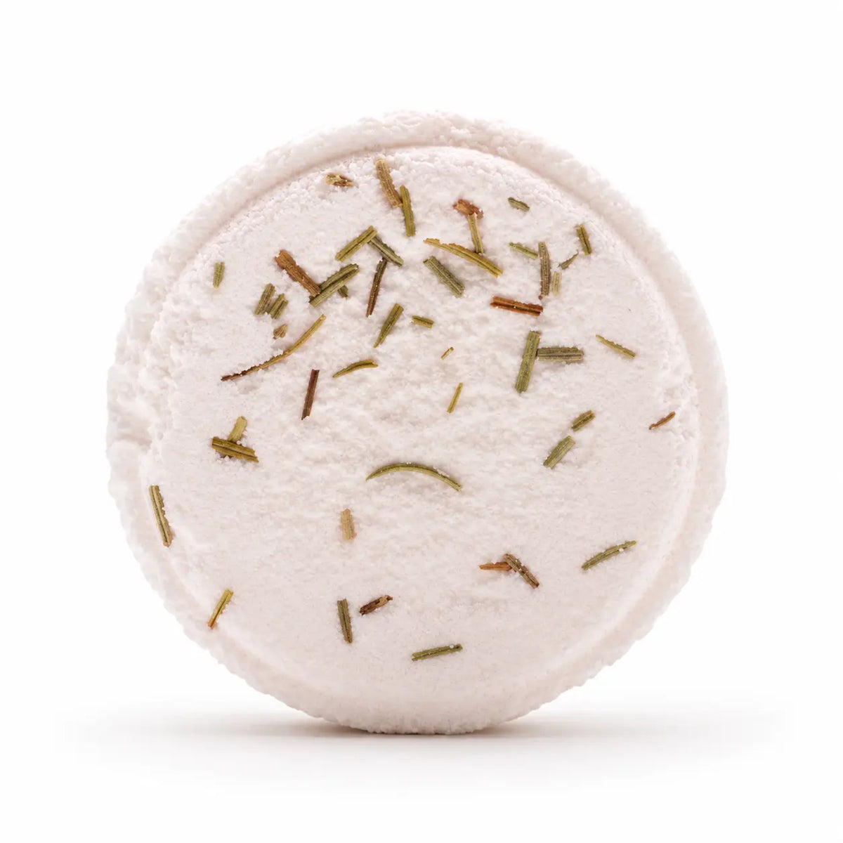 Lichtroze Zen Douche Steamer Sereniteit Bad met gedroogde groene kruiden op een witte achtergrond.